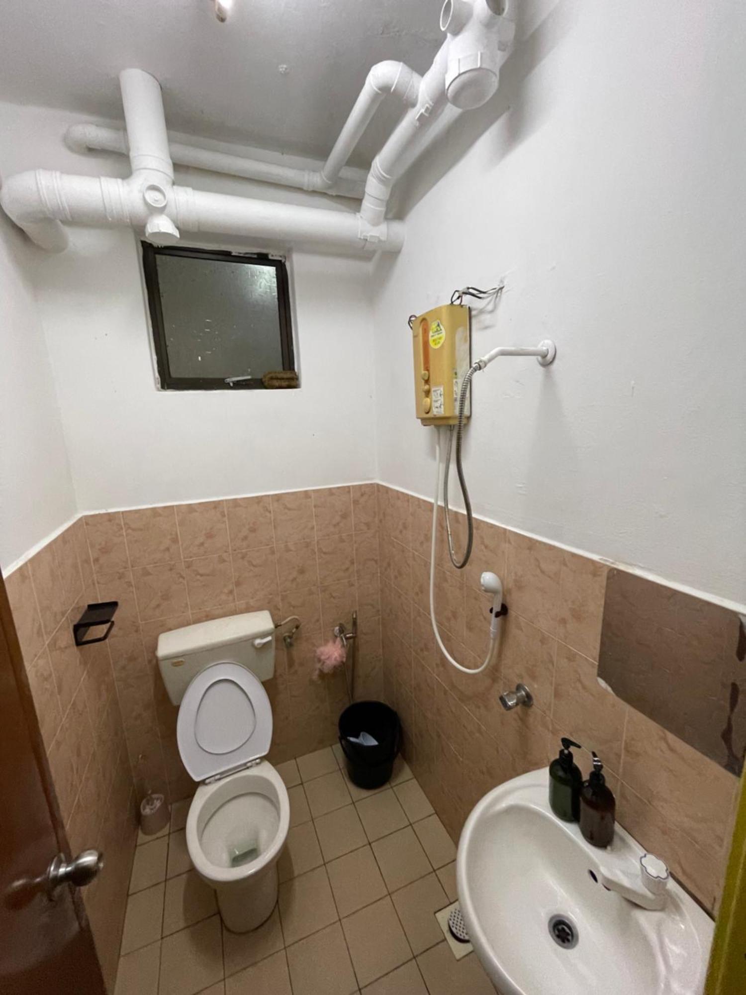 Peaceful Pines 4 Rooms Full Ac & Netflix By Ezyroom Melaka Ayer Keroh Exterior photo